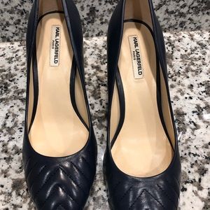 Karl Lagerfield size 7 navy heels.